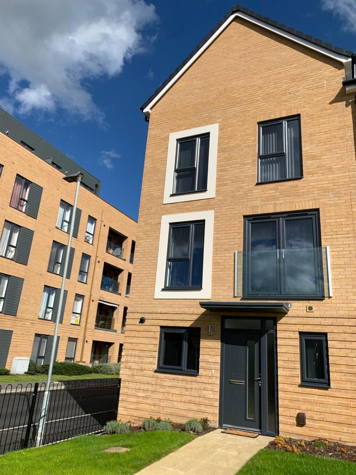 Brand New Entire 4 Bed House Multiple Free Parking Early Check-In Late Check- Out Allowed South Ockendon Exterior foto